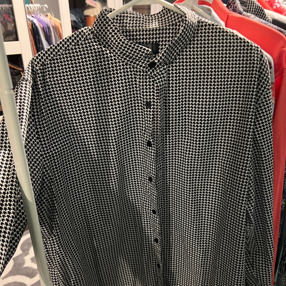 Houndstooth dress shirt. Very good condition. 45 chest